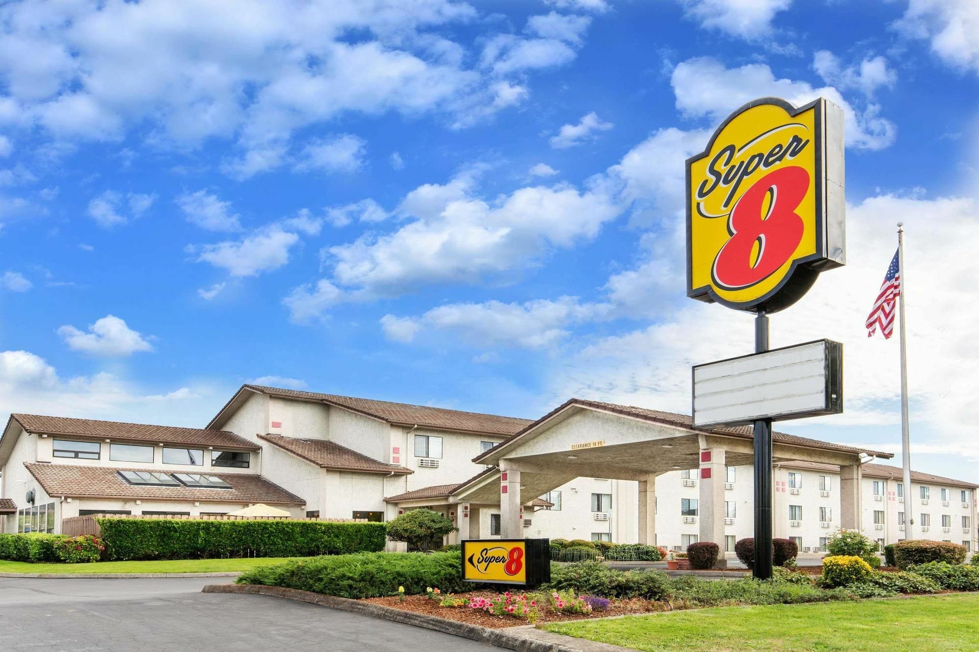 Super 8 By Wyndham Salem Hotel Exterior photo